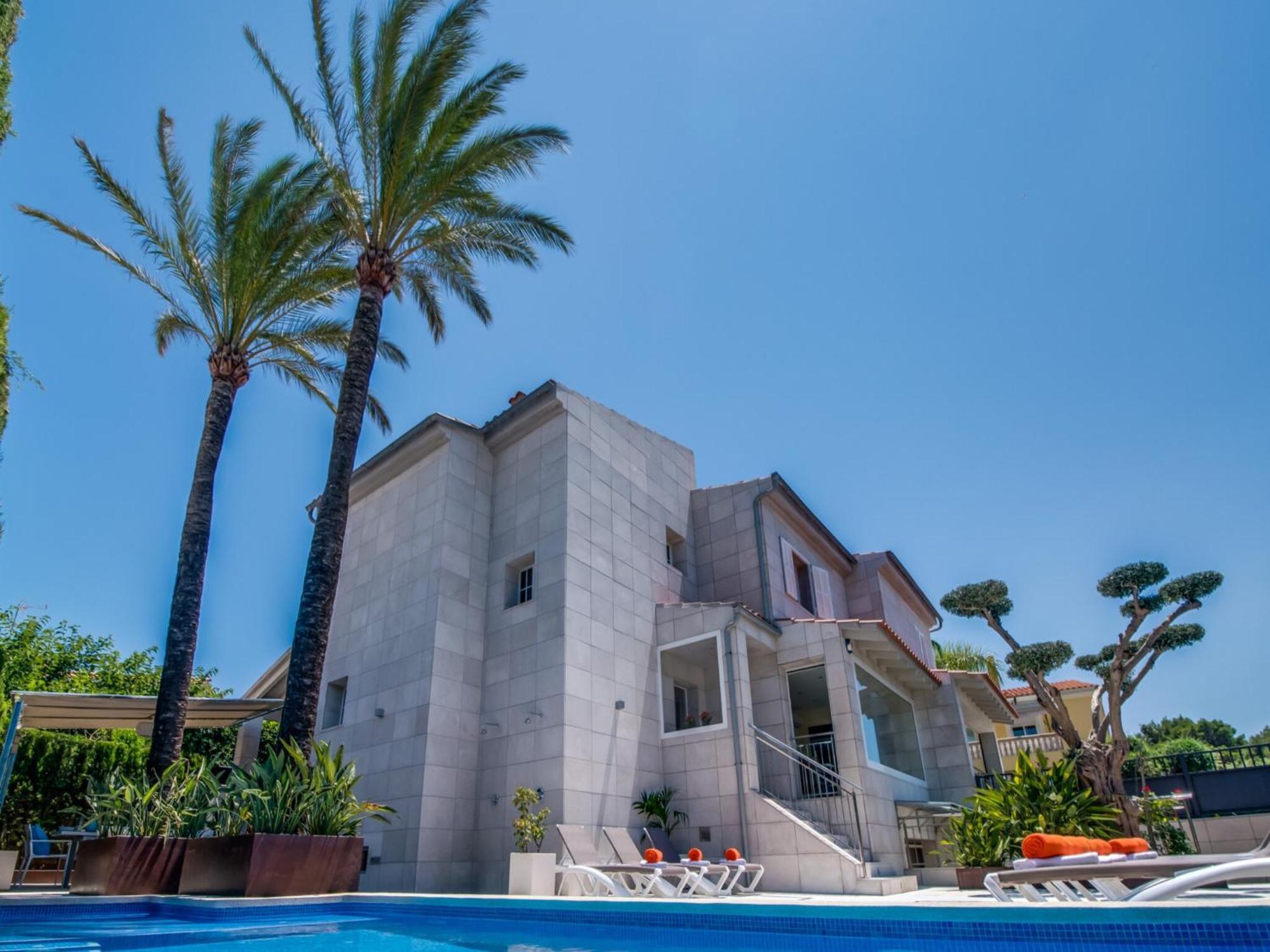 With Private Pool Holiday home