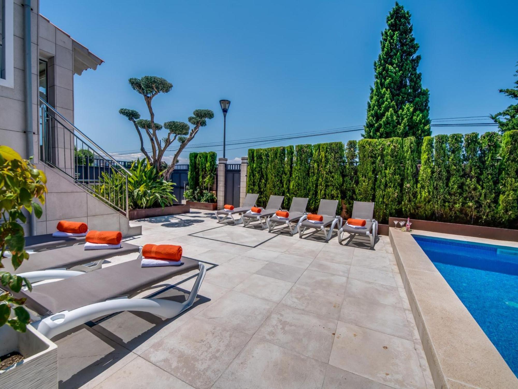 Holiday home With Private Pool
